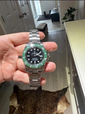 Herrklocka  - Helt ny och oanvänd klocka med automatisk rörelse. Klockan har korrekt vikt och är tillverkad i samma högkvalitativa stål som originalet. Tveka inte att höra av er vid frågor eller om ni önskar fler bilder. Endast klockan ingår i priset. Om ni är intresserade av box eller box tillsammans med certifikat, vänligen kontakta oss så kan vi diskutera ett pris.