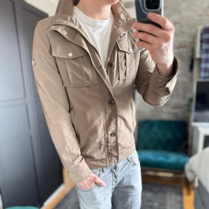 Bailey Field jacket - Bailey. Mycket bra skick, inga defekter! Passar dig som är mellan 170-180cm ungefär. Modellen är 185 cm, 75kg. Passar bra nu till våren! Skriv för mer information!🤝