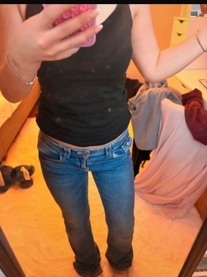 Blå bootcut jeans från Gina Young - Blå jeans från Gina Tricot Young i storlek 164: Säljer dem eftersom de inte längre används. De är i bra skick förutom lite slitage längst ner på benen. Midjan går även att justera. Pris kan diskuteras. Om man har några frågor eller funderingar så är det bara att höra av sig/ Mvh Amanda❣️