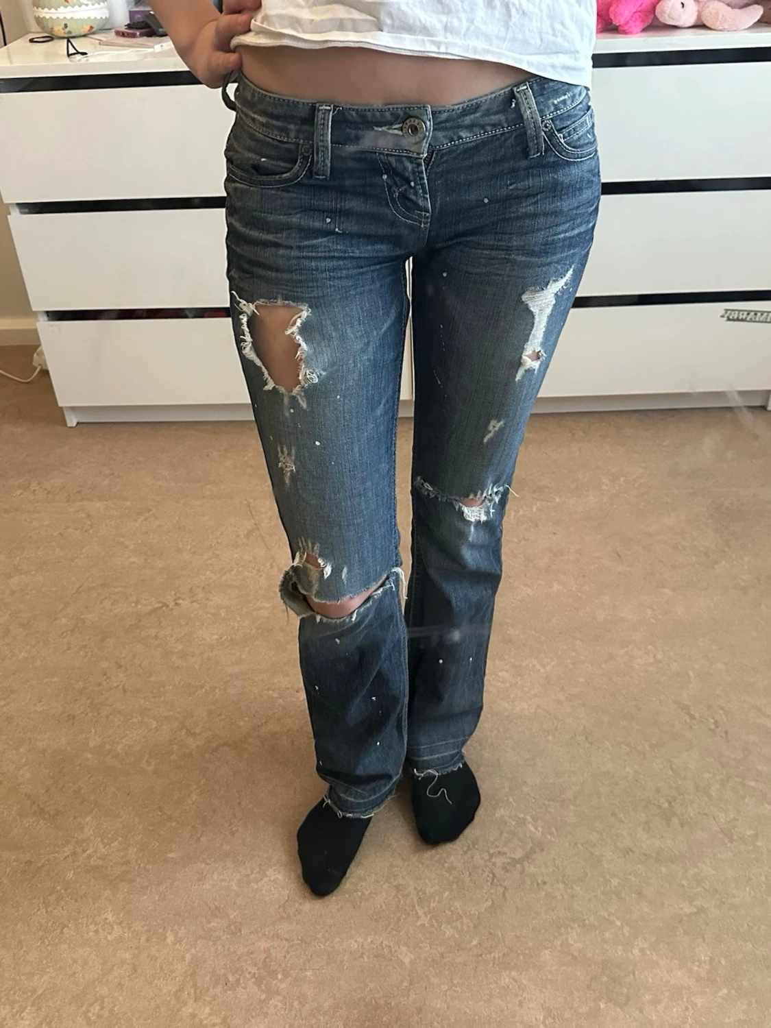 Blå slitna bootcut jeans från Guess. Skicka gärna prisförslag som ni tycker är rättvist så kan vi fixa något 🩷