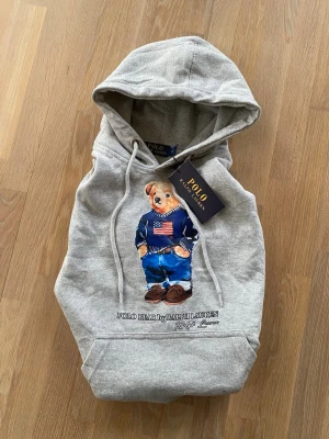Grå hoodie Polo Bear Ralph Lauren - Helt ny polo Ralph louren hoodie i storlek S, hör av er om ni har några frågor!