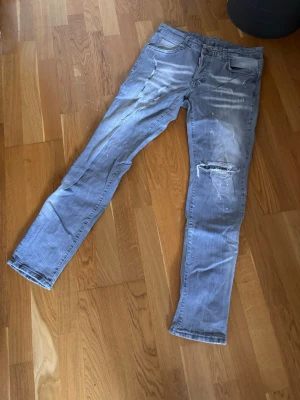 Dsquared2 jeans - Säljer dessa dsquared jeans för att jag inte använder dom längre, skriv gärna för mer info eller bilder!