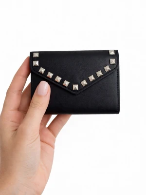 Plånbok i läderimitation med silvernitar  - Stilren plånbok tillverkad i veganskt läder med handgjorda nitar och egendesignade detaljer. Plånboken är vikbar och stängs med knapp. Plånboken rymmer flera kort och har praktiska fack som gör den både funktionell och stilren – samtidigt som den ger din outfit en extra touch.  Storlek: 9 × 11 cm 💌 
