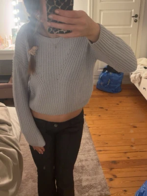 Ljusblå stickad tröja - Säljer en supermysig ljusblå stickad tröja. Passar mig som har xs/s. ❣️