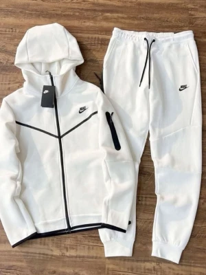 Vit Nike tech , M - Helt nytt oanvänd ej behov av den inte min typ storlek M 