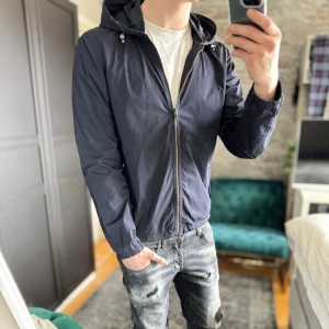 Dondup jacka - Mycket bra skick, endast lite smuts innuti luvan som inte syns utifrån! Passar dig som är mellan 180-190 ungefär. Modellen är 185 cm, 75kg. Går att dra åt vid midjan. Passar bra nu till våren! Skriv för mer information!🤝