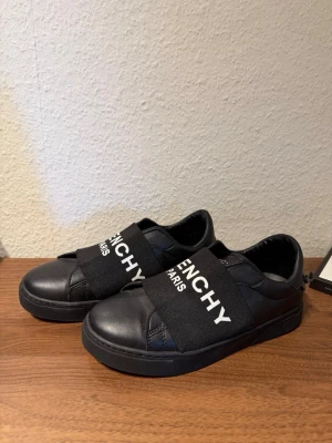 Superfina Slip-on sneakers  - Jätte fina sneakers. Använda 1 gång bara. Storlek 36.  