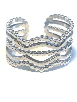 Silvrig vågig ring med pärldetaljer - Trendig silvrig ring med tre vågiga band och pärldetaljer längs kanterna. Öppen baksida för justerbar passform. 1.5cm bred . I rostfritt stål