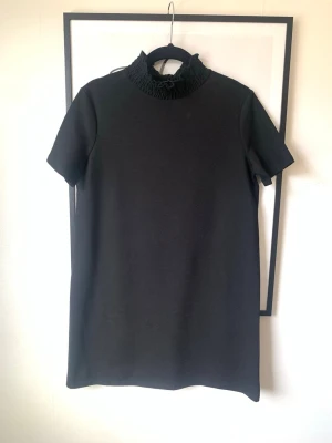 Klänning - Zara - Svart klänning med smockad krage från Zara. Storlek S, men passar även XS. I mycket fint skick 🌸