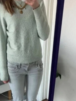 Ljusblå stickad tröja - Mysig ljusblå stickad tröja, inte super mycket använd men har lite noppror (se bild 2) !FÖRSTA BILDEN ÄR LÅNAD!