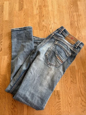 Blå jeans från Mastino - Snygga blå jeans från Mastino med klassisk femficksmodell och slitna detaljer. Jeansen har normal midja, raka ben och är gjorda i bomull med en skön tvättad look. Perfekta för en avslappnad stil. Strl 44/30 passar bra på mig som är 172 och väger 65. 
