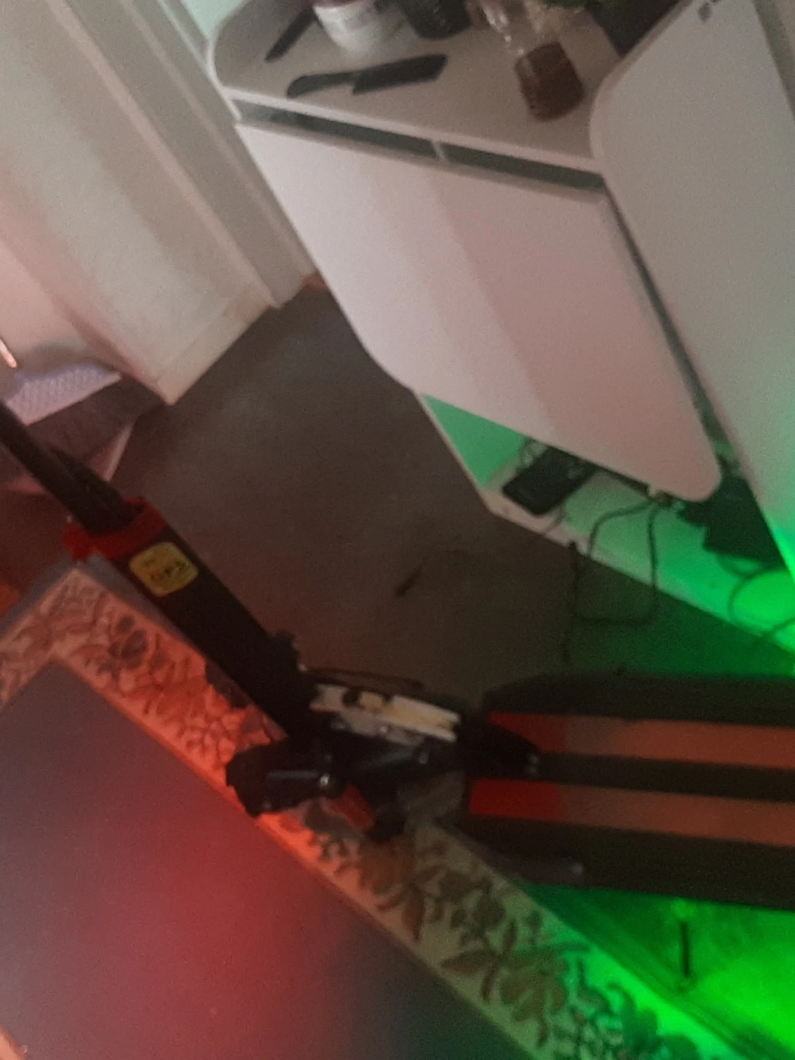 Svart och röd el-scooter med sadel - 2