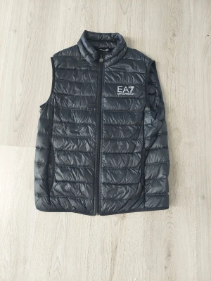 EA7 väst herr  - Helt ny EA7 väst. Använd endast 1 gång Köpt för 1800
