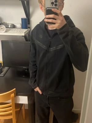 Svart Nike teech fleece köpt från 1200kr och fraktar samma dag  - Säljer nice Niken för 210 kr väldigt bra pris  !Var snabb