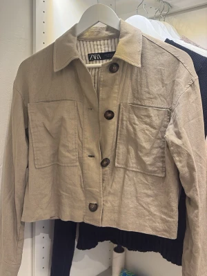 Beige jacka från Zara XS - Snygg beige overshirt/jacka från Zara. Lite kortare i modellen. As snygg till sommaren. Säljer då den blivit för liten🥹❣️skriv för bilder eller för att diskutera pris!!!