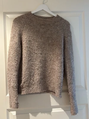 Beige fluffig stickad tröja - Jätte fin stickad tröja, lite nopprig men det fixas innan jag postar. Hör av er vid frågor 