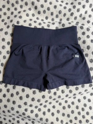 Gymshorts från ICIW - Använda 1 gång. Seamless scruncheffekt med bra fäste runt låren så att shortsen inte åker upp alls. Modellen: Define Seamless V-shape Shorts Navy