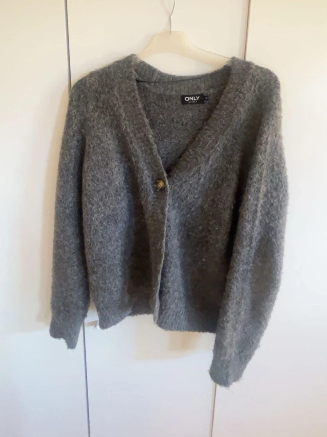 Grå fluffig kofta från ONLY