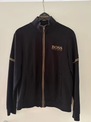 Hugo boss tröja svart  - Svart hugo boss tröja i storlek M. Den har tecken på användning men inga skador alls