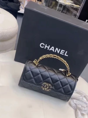 Ny oanvänd väska  - Svart väska helt nytt oanvänd och bra kvalitet priset kan diskuteras 