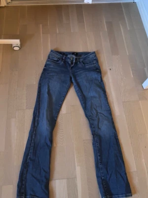 Blå bootcut jeans från LTB - Säljer ett par klassiska blå bootcut jeans från LTB. Jeansen har fem fickor, normal midja och snygga sömdetaljer på bakfickorna. Tillverkade i stretchigt denim för skön passform. Perfekta till sneakers eller boots.