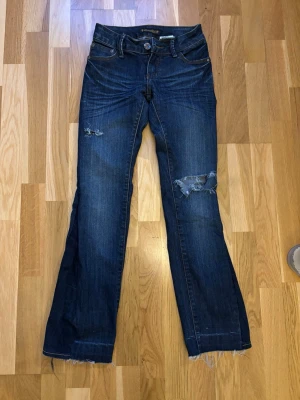 Jeans med slitningar - Köptes på vinted, passar inte mig, därför säljer jag vidare. Dem ärnomsydda i midjan och i låren som visas på bilderna💞storlek var från början 36 men mindre nu pga att dem är omsydda