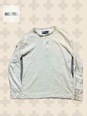 Ralph Lauren Henley shirt - Tillverkas i ljusbomull en väldigt eftertraktad henley piké perfekt för sommaren