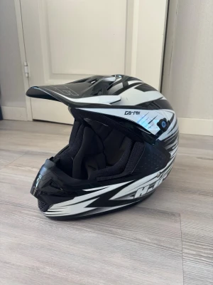 HJC Crosshjälm CS-MX  - Säljer en HJC crosshjälm (CS-MX) i bra skick. Hjälmen är ca 5 år gammal men sparsamt använd.  Den har använts väldigt få gånger, mestadels lugn körning i skog. Aldrig tävling och aldrig kraschad. Har annars mest legat förvarad i garderob.  Några mindre repor finns, men inget som påverkar funktion eller säkerhet. Inredningen är fräsch och hel.  Storlek: XS Pris: 750 kr (kan diskuteras vid snabb affär)