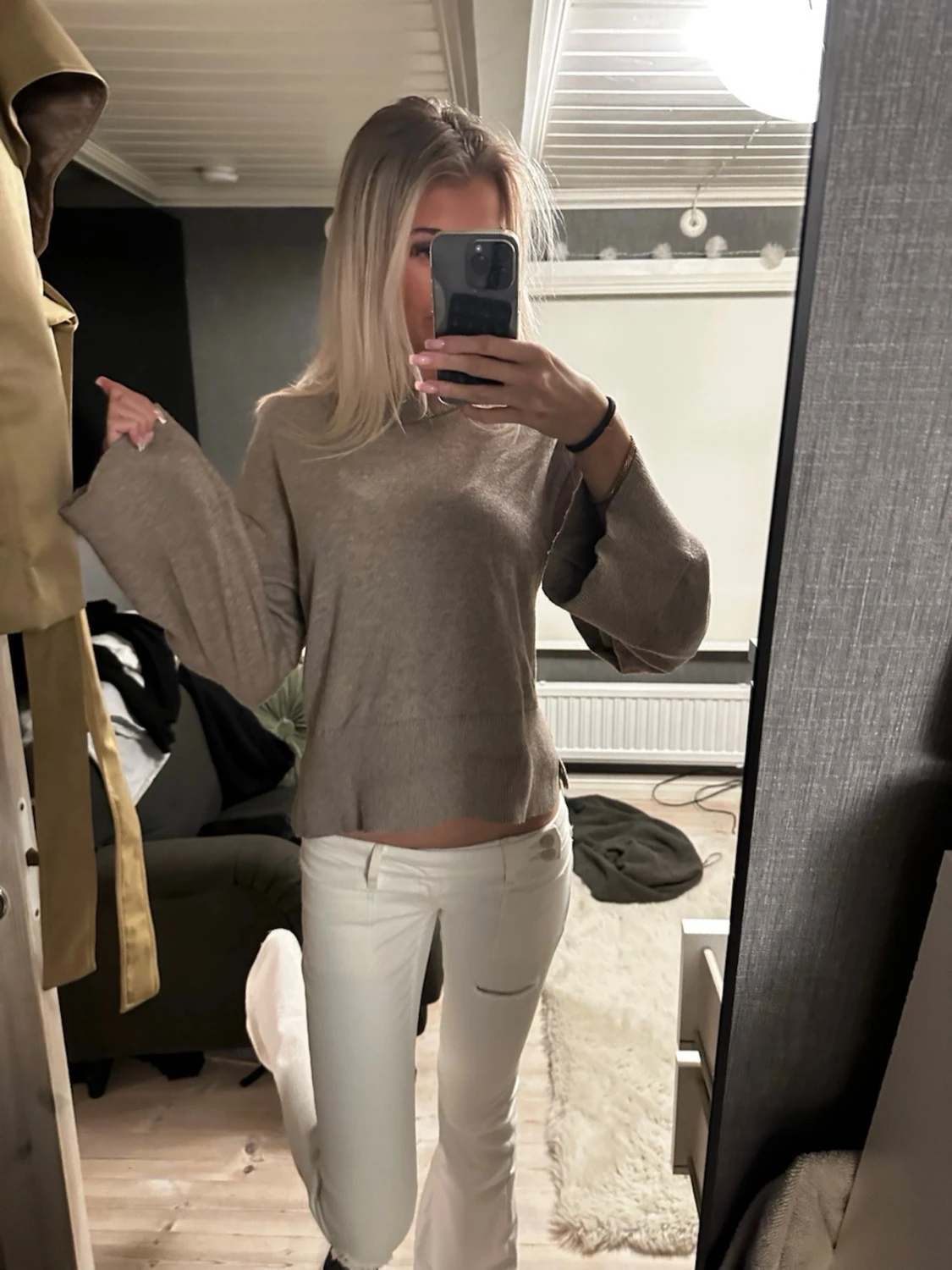 Beige stickad tröja med vida ärmar
