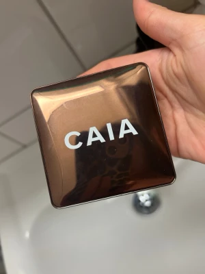 CAIA Glow Bronzer Gold Coast - Snygg bronzer från CAIA i nyansen Gold Coast. Den är väldigt fin och glowy men färgen passar inte mig. Har använt fåtal gånger bara men behövde rugga upp ytan för att få upp produkt men det är verkligen 90% kvar. Lägg prisförslag