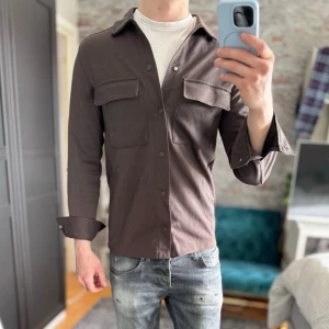 Overshirt - Mycket bra skick, inga defekter! Passar dig som är mellan 170-180cm ungefär. Modellen är 185 cm, 75kg. Passar bra nu till våren! Skriv för mer information!🤝