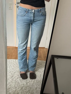 Ljusblå raka jeans från Lager157 - Ljusblå jeans från Lager157. Långa i benen och snygg passform!