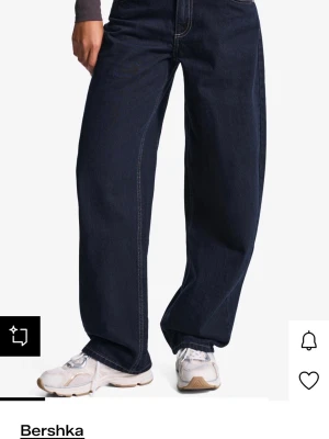 Mörkblå wide leg jeans från Bershka - Säljer ett par mörkblå jeans från Bershka med breda ben och hög midja. Jeansen har klassiska fickor fram och bak, kontrastsömmar och är gjorda i kraftig denim. Perfekta för en avslappnad och trendig look. Har aldrig använt dom.Skriv om ni är intresserad💘