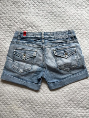 Lågmidjade jeansshorts med snygga fickor - Skitcoola lågmidjde jeansshorts med unika fickor!! Dem har uppvikta kanter men det går säkert jättebra att klippa dom om man vill ha dem ännu kortare! Storlek M🤗🤗