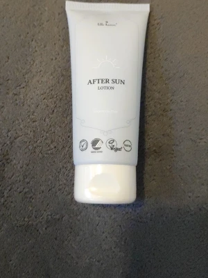 After Sun Lotion från Little Jasmine - After Sun Lotion från Little Jasmine i vit tub. Vegansk formula och certifierad enligt flera märkningar. Perfekt för att återfukta huden efter solning. Enkel att applicera och absorberas snabbt utan att kladda.