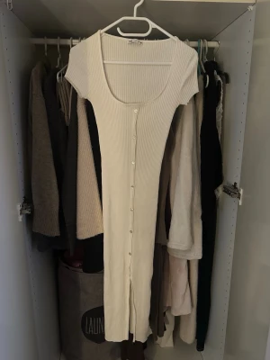 Sommarklänning Zara - Jätte söt midi klänning från zara, ej använd storlek S. Meddela om du vill ha mer bilder!🩷