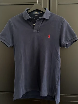 Ralph lauren piké - Säljer nu denna fina pikén från Ralph lauren. Köpt i butik för nått år sen, kan försöka hitta kvitto vid önskan. Inga defekter på tröjan förutom att den är lite urtvättad/solblekt. Slim fit. Skriv gärna vid ev frågor👍