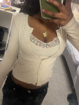 Beige kofta från Gina  - Snygg beige kofta med rund halsringning och knäppning framtill. Jag har använt den en gång och ser helt ny ut.