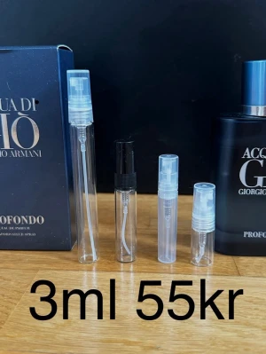 Acqua di Giò Profondo herrparfym 3ml - Acqua di Gio Profondo EDP ✨ En djup, fräsch och maskulin havsdoft. Känns ren, cool och modern.  Perfekt vardag + sommar.  ☀️ Passar bäst: vår, sommar  ✨ För dig som vill dofta fräscht men moget.  🔥 Rekommenderar bundle – 15+ andra exklusiva parfymer finns.  Priser: 2ml – 39kr 3ml – 55kr 5ml – 69kr 10ml – 119kr  💎 1 ml ≈ ca 20st sprays