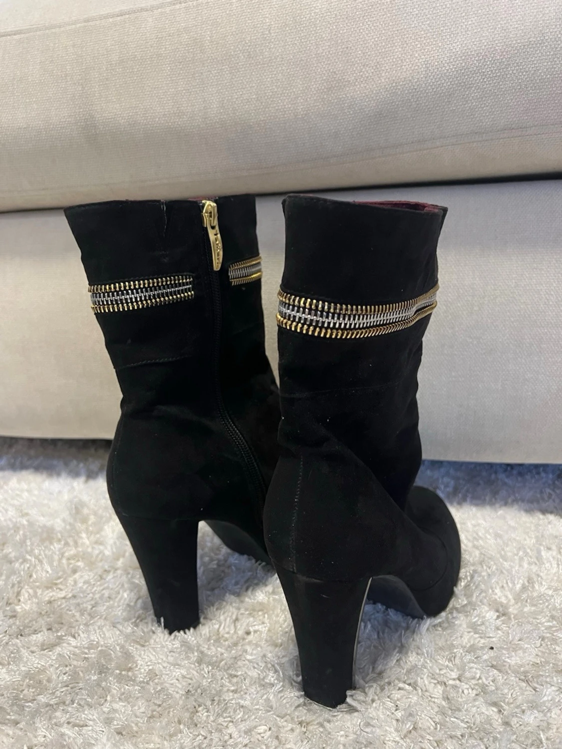 Svarta stövletter med gulddetaljer - 1