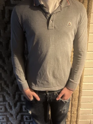 Moncler pike - Säljer nu denna moncler piké i storlek s. Tror den är äkta men vet ej. Kan skicka fler bilder om ni vill. Pris går att diskutera. Mvh KS collective 