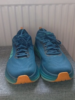 Hoka sneakers - Säljer ett par blå Hoka sneakers dom är köpta på Gå & löp kliniken och deras pris står på 5 bilden och säljer den för 1 tusen pågrund av att jag inte har boxen hör av dig vid frågor eller funderingar.