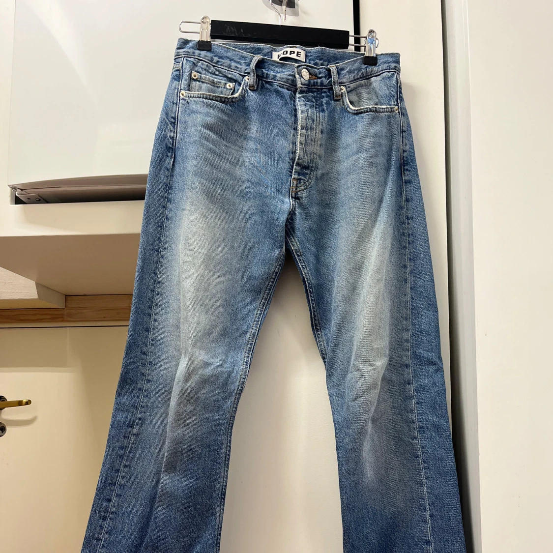 Två par för 699kr. Blå och grå jeans från Hope.