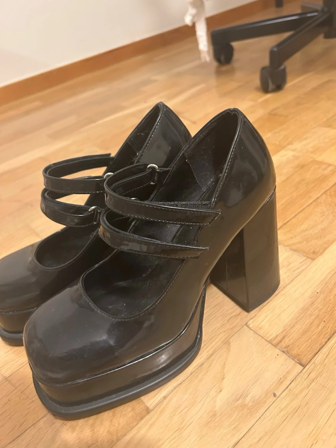 Svarta Mary Jane pumps med platå