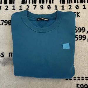 BLÅ Acne Sweatshirt - Storlek XXS, sitter som XS. Bra skick. Original pris 1260 kr. Säljer pga för liten. Frakt betalar köparen.📦 