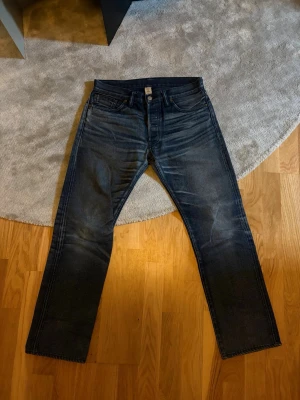 RRL ”Low Straight” selvedge denim - Säljer tyvärr dessa  selvedge jeansen från Ralph Lauren Double RL då dom var för korta för mig. Jeansen har väldigt snygga fades och honeycomb mönster. Midjemått: 41 Innerben: 71 Ytterben: 94 Benöppning 19,5. Pris går självklart att diskutera!