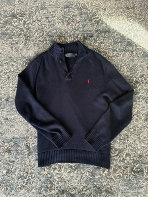 Ralph Lauren tröja - Säljer en riktig snygg Ralph lauren tröja med knappar. Har bara använt den ett fåtal gånger och passar riktigt bra till nästan allt! Hör av er vid funderingar🙌