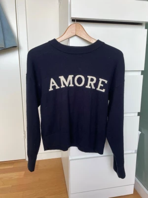 Mörkblå stickad tröja med text - Jätte skön tröja med en text på, tröjan är i storlek 146/152 och är knappt använd.
