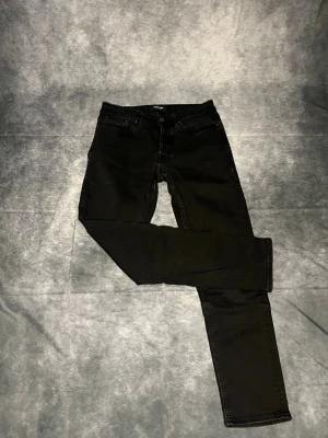 Svarta jeans - Svarta jeans som är i väldigt bra skick! Skriv om ni har funderingar!