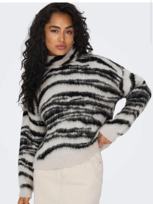 Mönstrad stickad tröja  - säljer då den inte kommer till användning. använt ungefär 3 gånger och är i fint skick💞 vid frågor, hör av dig! köpt för 500kr och säljer för 200kr